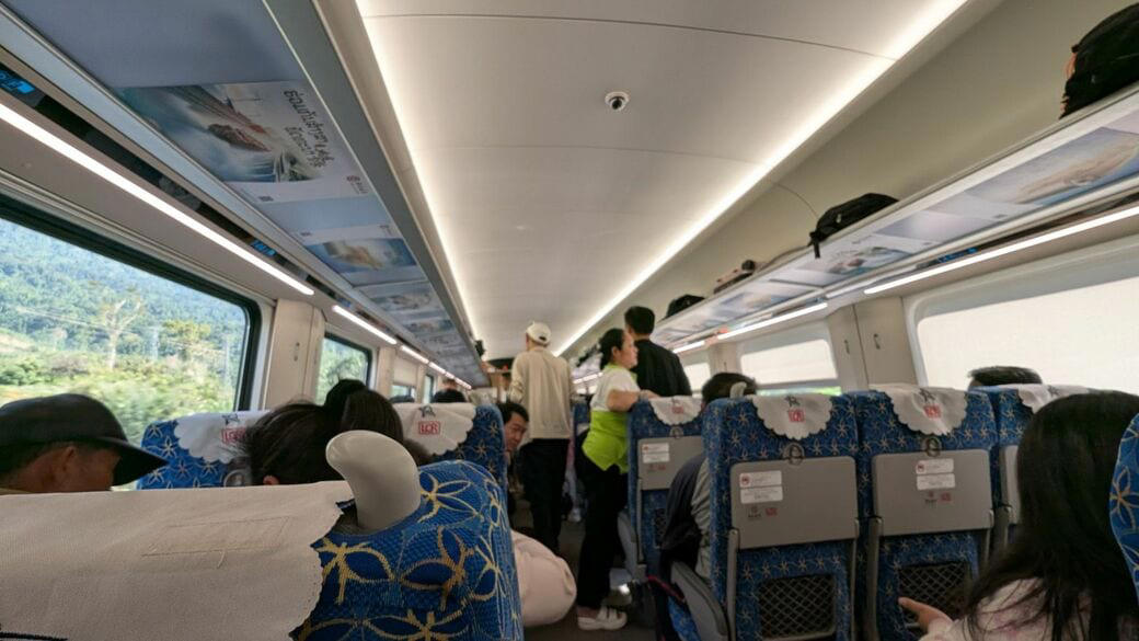 韓国と中国がせめぎ合う田舎町へ, 中国人向けの店舗が増えていた, 中国人と岩山登り, 日中関係は「上の人たちの話」, 大阪と迷いラオスに出店した店主, 日本人にも人気が高まるか？