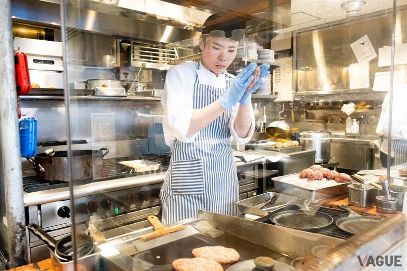 店名の由来は昔の超特急「燕」から。100年近く続く銀座の洋食店, つばめグリルといえばこれ！「つばめ風ハンブルグステーキ」, これも”カットする”楽しみがあるアラカルト「トマトのファルシーサラダ」, 赤身の肉の旨みを実感！「つばめ特製ダレの和牛あか牛　ステーキ丼　上」