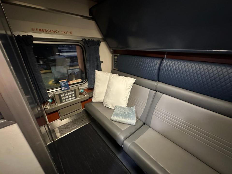 2人で泊まるのに十分な広さの、居心地の良い部屋, 列車旅行において共有スペースは欠かせない要素だ, Wi-Fiはないが、携帯電話の電波は安定しており、多くの乗客が会話やゲームをしていた, 景色と雰囲気を楽しむために列車に乗る