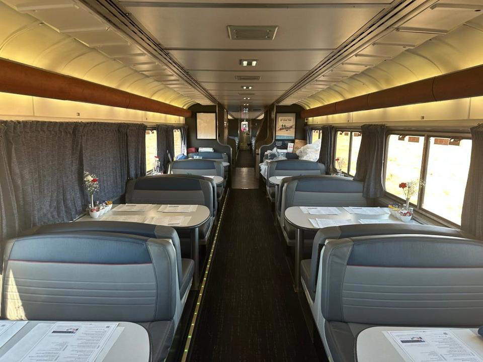 2人で泊まるのに十分な広さの、居心地の良い部屋, 列車旅行において共有スペースは欠かせない要素だ, Wi-Fiはないが、携帯電話の電波は安定しており、多くの乗客が会話やゲームをしていた, 景色と雰囲気を楽しむために列車に乗る