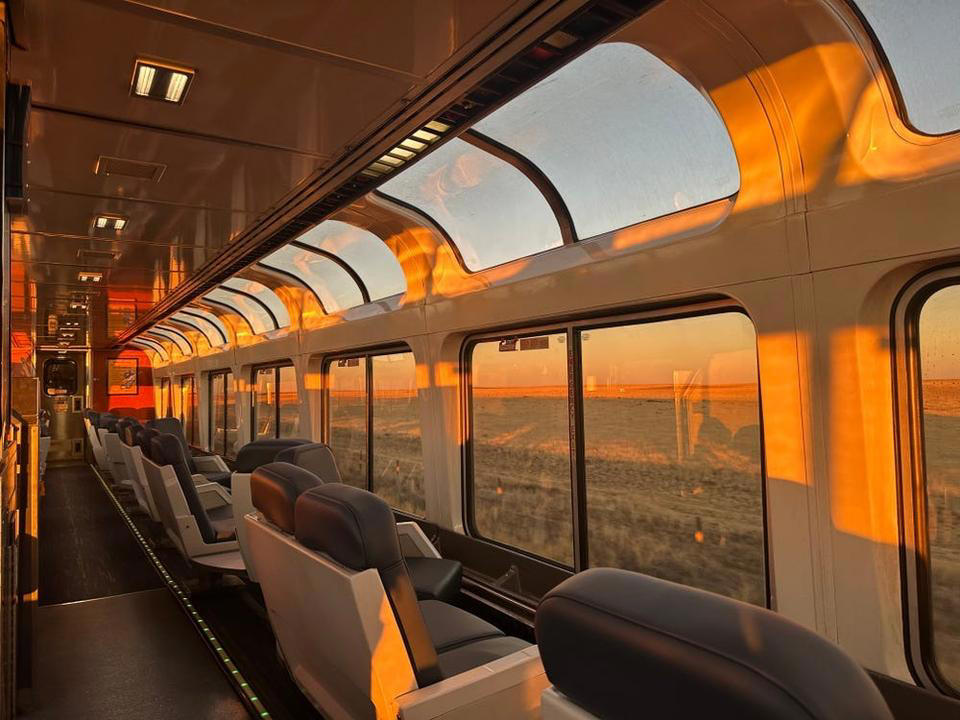 2人で泊まるのに十分な広さの、居心地の良い部屋, 列車旅行において共有スペースは欠かせない要素だ, Wi-Fiはないが、携帯電話の電波は安定しており、多くの乗客が会話やゲームをしていた, 景色と雰囲気を楽しむために列車に乗る