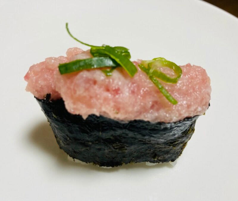 1位：定番！ 「サーモン」 80pts, 2位：さっぱり美味しい「えびアボカド」63pts, 3位：マヨネーズも◎！ 「オニオンサーモン」 62pts, 4位：子供も大好き「あぶりチーズサーモン」 53pts, 5位：新鮮な味わい「熟成漬けまぐろ」 51pts, 6位：肉厚でボリューム満点「はまち」 49pts, 7位：人気の食べ方はわさび醤油！ 「ねぎまぐろにぎり」 43pts, 8位：香り高い「ゆず塩かつおたたき」 39pts, 9位：ぷりぷり食感の「えび天にぎり」 33pts, 10位：ごま油の風味が◎！ 「ぐんかん まぐろユッケ」 30pts, くら寿司の「大サービスセット」のネタの種類・カロリー・原産, 【2026年最新】くら寿司の持ち帰りセットメニューまとめ, 手軽で簡単！アプリからの注文（事前予約・決済）, 会員登録不要！電話での注文, 外出のついでに！店頭での注文, 持ち帰りを注文するときに覚えておきたい注意点は？, 600円台で食べ応えも抜群！「えび天と季節の天丼」, 圧倒的なコスパに満足「旬の海鮮丼」, プロも絶賛！平日限定で200円の「天然だしうどん」, 【2025年】くら寿司の年末年始の営業情報, 【2025年】くら寿司の年末年始の持ち帰りメニュー情報, テレビ番組「ジョブチューン」や「ヒルナンデス」で紹介された、くら寿司ランキング上位のおすすめネタは？, 最新メニューの中で、とくに「コスパ最強」と言えるおすすめは？, くら寿司をより楽しむための「おすすめの食べ方」やアレンジレシピはある？, くら寿司で人気のおすすめスイーツは？, くら寿司では万博などのイベントに関連した店舗もある？