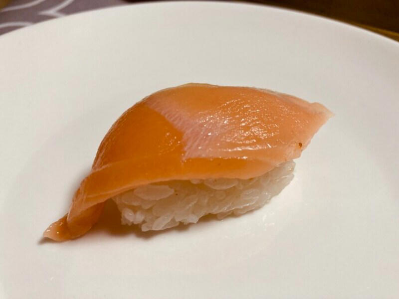 1位：定番！ 「サーモン」 80pts, 2位：さっぱり美味しい「えびアボカド」63pts, 3位：マヨネーズも◎！ 「オニオンサーモン」 62pts, 4位：子供も大好き「あぶりチーズサーモン」 53pts, 5位：新鮮な味わい「熟成漬けまぐろ」 51pts, 6位：肉厚でボリューム満点「はまち」 49pts, 7位：人気の食べ方はわさび醤油！ 「ねぎまぐろにぎり」 43pts, 8位：香り高い「ゆず塩かつおたたき」 39pts, 9位：ぷりぷり食感の「えび天にぎり」 33pts, 10位：ごま油の風味が◎！ 「ぐんかん まぐろユッケ」 30pts, くら寿司の「大サービスセット」のネタの種類・カロリー・原産, 【2026年最新】くら寿司の持ち帰りセットメニューまとめ, 手軽で簡単！アプリからの注文（事前予約・決済）, 会員登録不要！電話での注文, 外出のついでに！店頭での注文, 持ち帰りを注文するときに覚えておきたい注意点は？, 600円台で食べ応えも抜群！「えび天と季節の天丼」, 圧倒的なコスパに満足「旬の海鮮丼」, プロも絶賛！平日限定で200円の「天然だしうどん」, 【2025年】くら寿司の年末年始の営業情報, 【2025年】くら寿司の年末年始の持ち帰りメニュー情報, テレビ番組「ジョブチューン」や「ヒルナンデス」で紹介された、くら寿司ランキング上位のおすすめネタは？, 最新メニューの中で、とくに「コスパ最強」と言えるおすすめは？, くら寿司をより楽しむための「おすすめの食べ方」やアレンジレシピはある？, くら寿司で人気のおすすめスイーツは？, くら寿司では万博などのイベントに関連した店舗もある？
