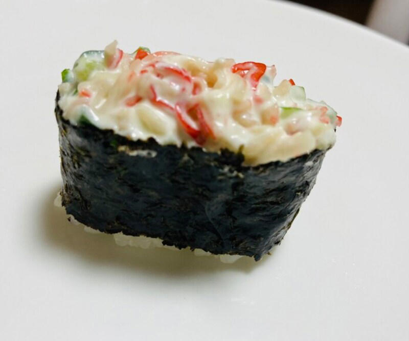 1位：定番！ 「サーモン」 80pts, 2位：さっぱり美味しい「えびアボカド」63pts, 3位：マヨネーズも◎！ 「オニオンサーモン」 62pts, 4位：子供も大好き「あぶりチーズサーモン」 53pts, 5位：新鮮な味わい「熟成漬けまぐろ」 51pts, 6位：肉厚でボリューム満点「はまち」 49pts, 7位：人気の食べ方はわさび醤油！ 「ねぎまぐろにぎり」 43pts, 8位：香り高い「ゆず塩かつおたたき」 39pts, 9位：ぷりぷり食感の「えび天にぎり」 33pts, 10位：ごま油の風味が◎！ 「ぐんかん まぐろユッケ」 30pts, くら寿司の「大サービスセット」のネタの種類・カロリー・原産, 【2026年最新】くら寿司の持ち帰りセットメニューまとめ, 手軽で簡単！アプリからの注文（事前予約・決済）, 会員登録不要！電話での注文, 外出のついでに！店頭での注文, 持ち帰りを注文するときに覚えておきたい注意点は？, 600円台で食べ応えも抜群！「えび天と季節の天丼」, 圧倒的なコスパに満足「旬の海鮮丼」, プロも絶賛！平日限定で200円の「天然だしうどん」, 【2025年】くら寿司の年末年始の営業情報, 【2025年】くら寿司の年末年始の持ち帰りメニュー情報, テレビ番組「ジョブチューン」や「ヒルナンデス」で紹介された、くら寿司ランキング上位のおすすめネタは？, 最新メニューの中で、とくに「コスパ最強」と言えるおすすめは？, くら寿司をより楽しむための「おすすめの食べ方」やアレンジレシピはある？, くら寿司で人気のおすすめスイーツは？, くら寿司では万博などのイベントに関連した店舗もある？