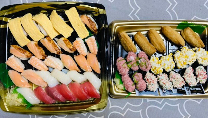 1位：定番！ 「サーモン」 80pts, 2位：さっぱり美味しい「えびアボカド」63pts, 3位：マヨネーズも◎！ 「オニオンサーモン」 62pts, 4位：子供も大好き「あぶりチーズサーモン」 53pts, 5位：新鮮な味わい「熟成漬けまぐろ」 51pts, 6位：肉厚でボリューム満点「はまち」 49pts, 7位：人気の食べ方はわさび醤油！ 「ねぎまぐろにぎり」 43pts, 8位：香り高い「ゆず塩かつおたたき」 39pts, 9位：ぷりぷり食感の「えび天にぎり」 33pts, 10位：ごま油の風味が◎！ 「ぐんかん まぐろユッケ」 30pts, くら寿司の「大サービスセット」のネタの種類・カロリー・原産, 【2026年最新】くら寿司の持ち帰りセットメニューまとめ, 手軽で簡単！アプリからの注文（事前予約・決済）, 会員登録不要！電話での注文, 外出のついでに！店頭での注文, 持ち帰りを注文するときに覚えておきたい注意点は？, 600円台で食べ応えも抜群！「えび天と季節の天丼」, 圧倒的なコスパに満足「旬の海鮮丼」, プロも絶賛！平日限定で200円の「天然だしうどん」, 【2025年】くら寿司の年末年始の営業情報, 【2025年】くら寿司の年末年始の持ち帰りメニュー情報, テレビ番組「ジョブチューン」や「ヒルナンデス」で紹介された、くら寿司ランキング上位のおすすめネタは？, 最新メニューの中で、とくに「コスパ最強」と言えるおすすめは？, くら寿司をより楽しむための「おすすめの食べ方」やアレンジレシピはある？, くら寿司で人気のおすすめスイーツは？, くら寿司では万博などのイベントに関連した店舗もある？