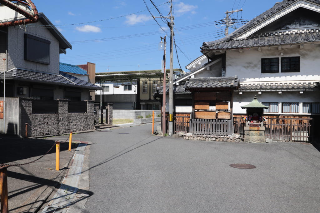 江戸の面影を今に伝える、御所まちの町並み, 老舗大衆食堂の名物カレーうどん, 中世の知恵が残る、町を守る仕組み, 創業95年！ 老舗精肉店の絶品惣菜, 1本100円。甘辛たれの焼きたて団子, 銘酒「風の森」のショコラを手土産に