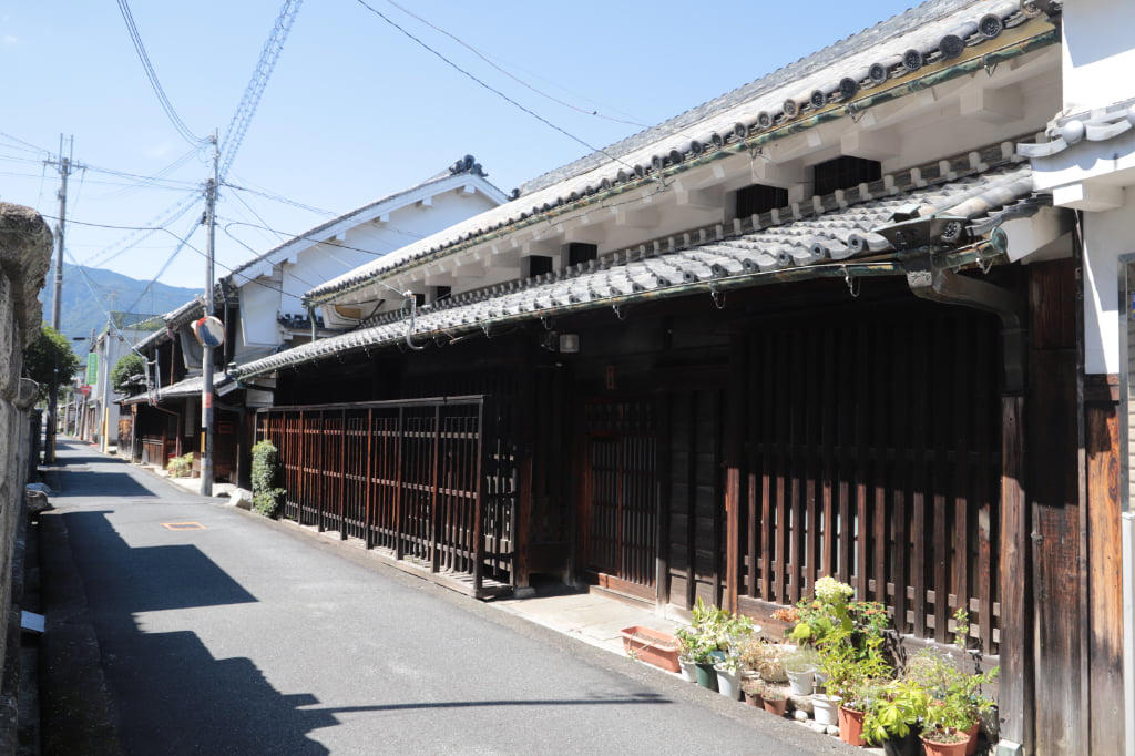 江戸の面影を今に伝える、御所まちの町並み, 老舗大衆食堂の名物カレーうどん, 中世の知恵が残る、町を守る仕組み, 創業95年！ 老舗精肉店の絶品惣菜, 1本100円。甘辛たれの焼きたて団子, 銘酒「風の森」のショコラを手土産に