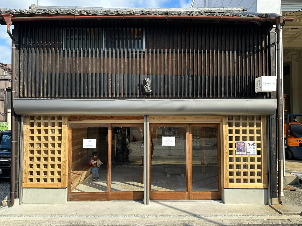 江戸の面影を今に伝える、御所まちの町並み, 老舗大衆食堂の名物カレーうどん, 中世の知恵が残る、町を守る仕組み, 創業95年！ 老舗精肉店の絶品惣菜, 1本100円。甘辛たれの焼きたて団子, 銘酒「風の森」のショコラを手土産に