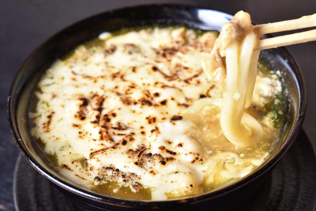 江戸の面影を今に伝える、御所まちの町並み, 老舗大衆食堂の名物カレーうどん, 中世の知恵が残る、町を守る仕組み, 創業95年！ 老舗精肉店の絶品惣菜, 1本100円。甘辛たれの焼きたて団子, 銘酒「風の森」のショコラを手土産に