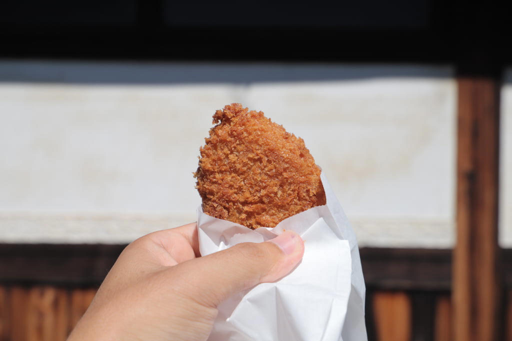 江戸の面影を今に伝える、御所まちの町並み, 老舗大衆食堂の名物カレーうどん, 中世の知恵が残る、町を守る仕組み, 創業95年！ 老舗精肉店の絶品惣菜, 1本100円。甘辛たれの焼きたて団子, 銘酒「風の森」のショコラを手土産に