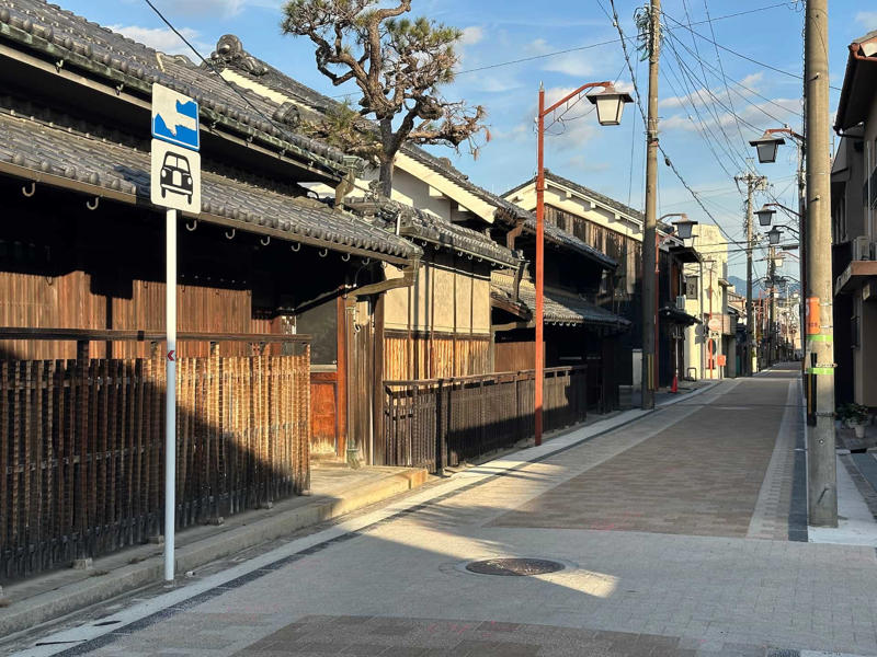江戸の面影を今に伝える、御所まちの町並み, 老舗大衆食堂の名物カレーうどん, 中世の知恵が残る、町を守る仕組み, 創業95年！ 老舗精肉店の絶品惣菜, 1本100円。甘辛たれの焼きたて団子, 銘酒「風の森」のショコラを手土産に