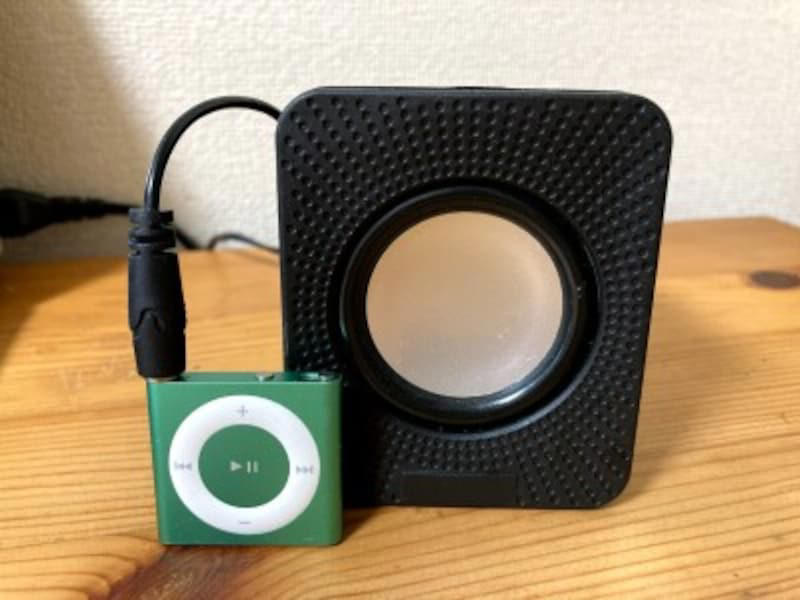 ダイソーのスピーカーの良い口コミ, ダイソーのスピーカーの悪い口コミ, ダイソーの「ミニスピーカー」の機能は？ 防水はある？, ダイソーの「ミニスピーカー」の音質は？ 他商品との比較, PC内臓スピーカーと比較, 【ダイソー】ラジオ型Bluetoothスピーカー「レトロスピーカー」は770円（税込）, 【ダイソー】2020年発売の「ワイヤレスBluetoothスピーカー（BTS-032A）」は防滴で660円（税込）, 【ダイソー】2021年発売の「Bluetoothスピーカー（SR9001）」は丸形の防滴で660円（税込）, 【ダイソー】スマホを置くだけ！ ペアリング不要「プットスピーカー」は1100円（税込）, ダイソーではお風呂で使える防水スピーカーも販売している？, ダイソーでは光るスピーカーも販売している？, ダイソーのスピーカーの売り場はどこ？, キャンドゥにもスピーカーが販売されている？