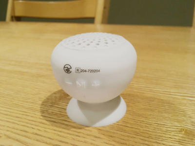 ダイソーのスピーカーの良い口コミ, ダイソーのスピーカーの悪い口コミ, ダイソーの「ミニスピーカー」の機能は？ 防水はある？, ダイソーの「ミニスピーカー」の音質は？ 他商品との比較, PC内臓スピーカーと比較, 【ダイソー】ラジオ型Bluetoothスピーカー「レトロスピーカー」は770円（税込）, 【ダイソー】2020年発売の「ワイヤレスBluetoothスピーカー（BTS-032A）」は防滴で660円（税込）, 【ダイソー】2021年発売の「Bluetoothスピーカー（SR9001）」は丸形の防滴で660円（税込）, 【ダイソー】スマホを置くだけ！ ペアリング不要「プットスピーカー」は1100円（税込）, ダイソーではお風呂で使える防水スピーカーも販売している？, ダイソーでは光るスピーカーも販売している？, ダイソーのスピーカーの売り場はどこ？, キャンドゥにもスピーカーが販売されている？