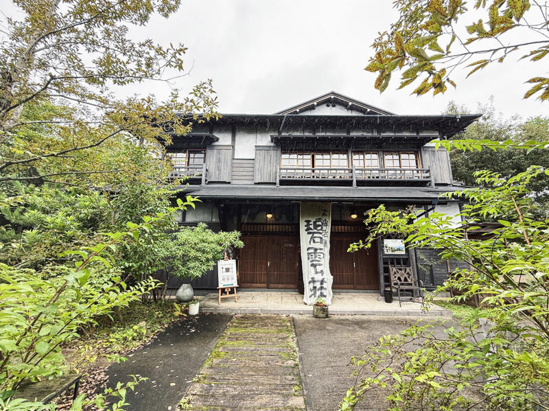 【太宰が暮らした「碧雲荘」】, 【どこに座るか迷ってしまう…！】, 【すぐそこにいるような温度感】, 【1日過ごせる本好きの天国】