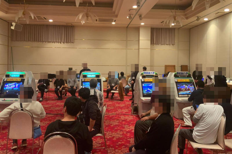■早朝の宴会場で興じているのは…, ■平成初期：格ゲー黎明期, ■「ゲームセンター」という文化, ■最年少の参加者は「10歳」と判明, ■30年前のゲーム、なぜプレイする？, ■第3回の開催も決定, ■執筆者プロフィール