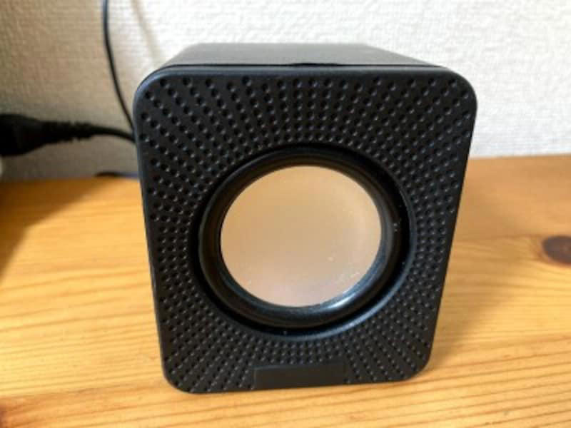 ダイソーのスピーカーの良い口コミ, ダイソーのスピーカーの悪い口コミ, ダイソーの「ミニスピーカー」の機能は？ 防水はある？, ダイソーの「ミニスピーカー」の音質は？ 他商品との比較, PC内臓スピーカーと比較, 【ダイソー】ラジオ型Bluetoothスピーカー「レトロスピーカー」は770円（税込）, 【ダイソー】2020年発売の「ワイヤレスBluetoothスピーカー（BTS-032A）」は防滴で660円（税込）, 【ダイソー】2021年発売の「Bluetoothスピーカー（SR9001）」は丸形の防滴で660円（税込）, 【ダイソー】スマホを置くだけ！ ペアリング不要「プットスピーカー」は1100円（税込）, ダイソーではお風呂で使える防水スピーカーも販売している？, ダイソーでは光るスピーカーも販売している？, ダイソーのスピーカーの売り場はどこ？, キャンドゥにもスピーカーが販売されている？
