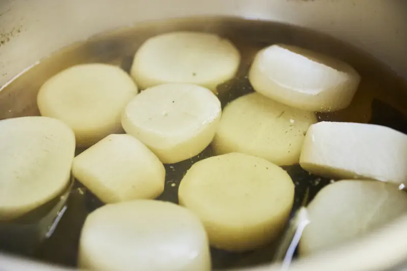 海と魅せられて三浦の農家へ  , 「ふろふき大根」を作れば１本の大根もあっという間に食べてしまう, おまけの「大根の皮のきんぴら」は白いごはんがすすんで困る！, あっという間に大根1本食べてしまう 