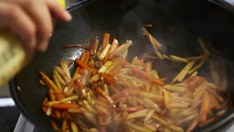 海と魅せられて三浦の農家へ  , 「ふろふき大根」を作れば１本の大根もあっという間に食べてしまう, おまけの「大根の皮のきんぴら」は白いごはんがすすんで困る！, あっという間に大根1本食べてしまう 