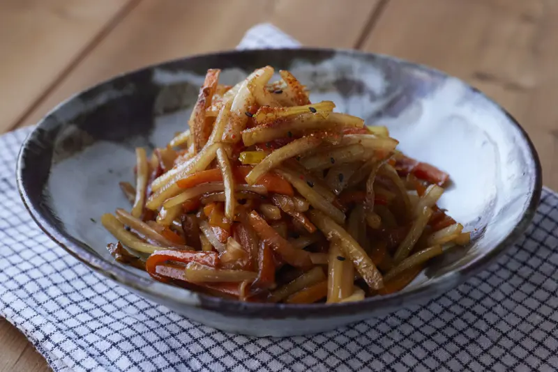 海と魅せられて三浦の農家へ  , 「ふろふき大根」を作れば１本の大根もあっという間に食べてしまう, おまけの「大根の皮のきんぴら」は白いごはんがすすんで困る！, あっという間に大根1本食べてしまう 