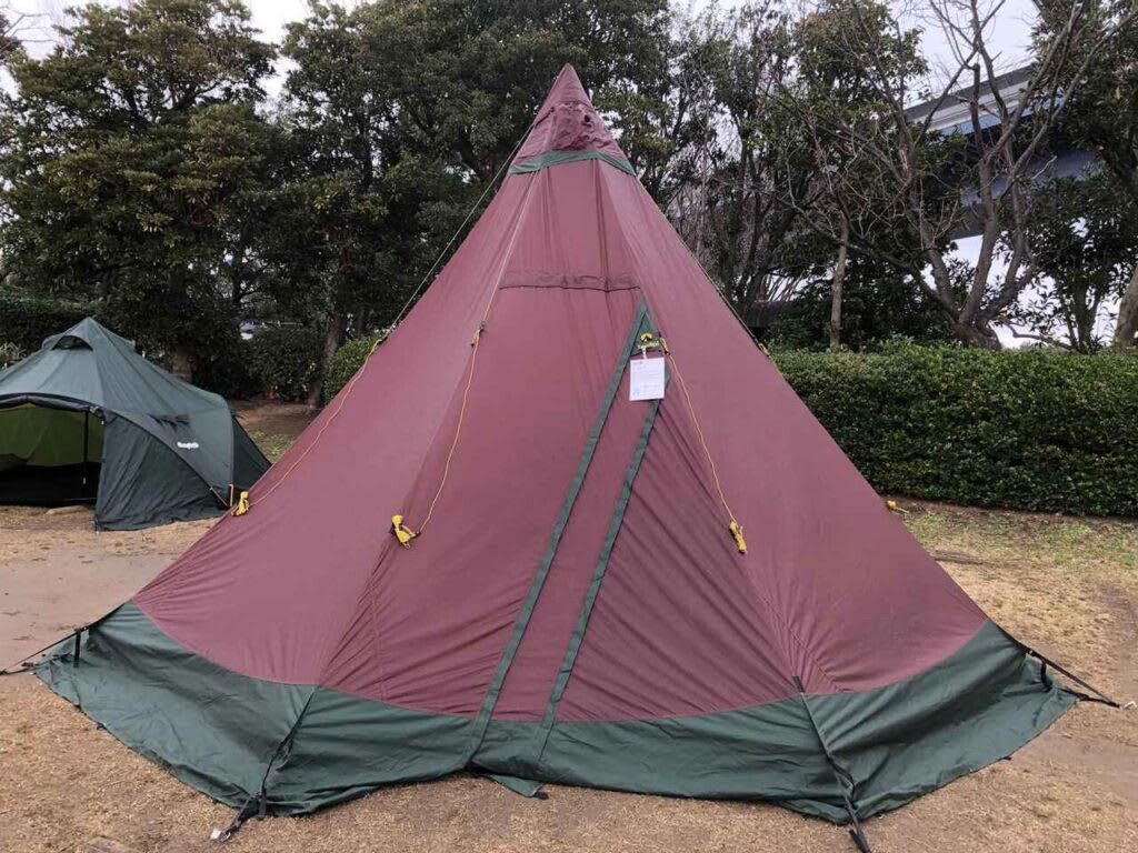 テンティピとは？北欧発ブランドの魅力を紹介, テンティピ｜ブランドの成り立ちとこだわり, テンティピのテントが人気の理由, テンティピテントの選び方, テンティピのグレード比較（サファイア／ジルコン／オニキス／オリヴィン2）, 生地の違いで選ぶ（CP／Light／Ecoモデル）, 使用人数で選ぶテンティピのサイズ目安, テンティピのおすすめ人気商品5選, 1.ソロ・デュオにおすすめ「テンティピ オリヴィン 2」, 2.少人数・ファミリーにおすすめ「テンティピ オニキス 5 CP」, 3.使いやすいベーシックモデル「テンティピ サファイア 7 CP」, 4.初心者におすすめ「テンティピ サファイア 9 CP」, 5.大人数で快適に過ごせる「テンティピ ジルコン 9 CP」, テンティピと一緒に使いたいおすすめアイテム, テンティピ エルドフェル ストーブ Pro, テンティピフロア, テンティピテントの設営・メンテナンス方法, 基本の設営と撤収の流れ, 使用後の保管と手入れのコツ, 薪ストーブ利用時の安全対策, まとめ｜テンティピのテントで快適なアウトドアを