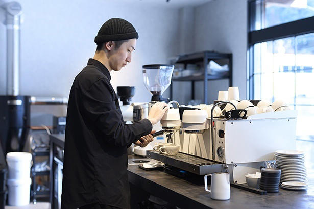学生時代から培ったバリスタとしての経験, お客の好みをイメージした幅広い焙煎度の提案, 多くの人とコーヒーの魅力を共有できる場所に, 松田さんレコメンドのコーヒーショップは「THE HOOD COFFEE」