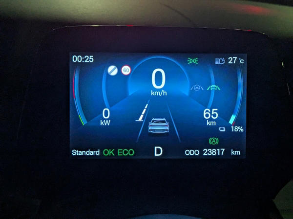 CセグSUVとしては十分すぎる航続距離470km, V2H対応で「走る蓄電池」にもなる, 初見は戸惑うけど、慣れるとクセになる内装, CarPlay対応だがUSB周りは惜しい, 東京から福島へ。「470km」は伊達じゃない, 地方で突きつけられる充電インフラの現実