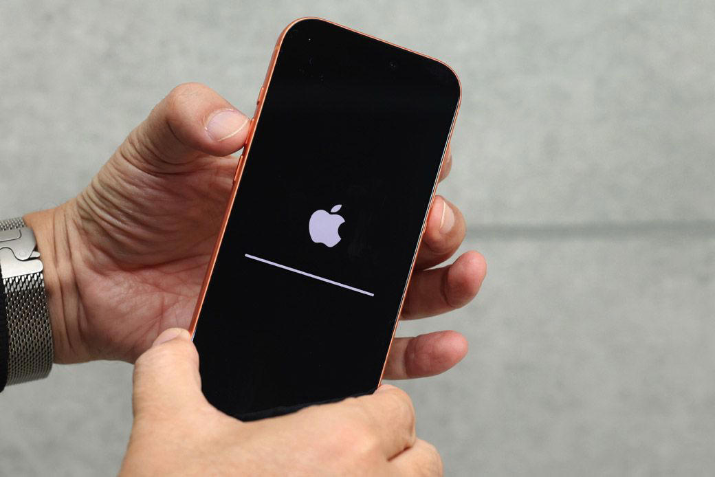eSIM端末が操作不能になると、手も足も出ない, 深夜にiOS 26.2にアップデート。操作不能に…, 可能な限りの手を打って、諦めて寝る, 翌朝、Appleのサポートに電話, Apple Storeのジーニアスバーで復旧, 十分なストレージと充電と回線を用意, 起こりえるリスクにどう備えるか？