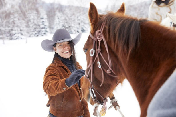 馬と心通わす、癒やしと絶景の「触れ合い体験」, 【青森屋】冬の風物詩！雪景色に揺られる、ぬくもりの「ストーブ馬車」, 【リゾナーレ八ヶ岳】乗るだけじゃない！「馬のまち」で叶う本格世話体験と、看板馬「デイジー」に癒やされる休日, 【星のや沖縄】まるで映画のワンシーン。看板馬「グース」や「グッディー」と歩く、絶景の海辺乗馬, 【星野リゾート トマム】視界すべてがスノーホワイト！馬の背から見渡す、静寂と感動の「白銀の乗馬体験」, 午年の初詣はここで決まり！ご利益上昇、星野リゾートおすすめ「馬の神社」巡り, 【界 霧島】国宝本殿前での「特別参拝」が叶う、究極の開運旅。午年限定の愛らしい和菓子も登場, 【OMO5京都三条】「乗馬発祥の地」で白馬の新春神事。勝負運の神様で「勝ち馬」祈願も叶う京都旅, 【界 仙石原】神様が白馬で降り立った伝説の地。「天空の社」を詣でる、神秘の絶景パワースポット, 【星のや東京】江戸総鎮守で「仕事運」も上昇!?都会の真ん中で愛らしい神馬に会える最強スポット, 【界 津軽】午年の守り神「一代様」へ。雪深い山道の先に待つ、神秘の古社で得られる格別の達成感, 【番外編】知ればもっと楽しくなる！星野リゾートの「馬コラム」, 星野リゾートについて