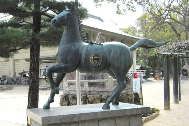 馬と心通わす、癒やしと絶景の「触れ合い体験」, 【青森屋】冬の風物詩！雪景色に揺られる、ぬくもりの「ストーブ馬車」, 【リゾナーレ八ヶ岳】乗るだけじゃない！「馬のまち」で叶う本格世話体験と、看板馬「デイジー」に癒やされる休日, 【星のや沖縄】まるで映画のワンシーン。看板馬「グース」や「グッディー」と歩く、絶景の海辺乗馬, 【星野リゾート トマム】視界すべてがスノーホワイト！馬の背から見渡す、静寂と感動の「白銀の乗馬体験」, 午年の初詣はここで決まり！ご利益上昇、星野リゾートおすすめ「馬の神社」巡り, 【界 霧島】国宝本殿前での「特別参拝」が叶う、究極の開運旅。午年限定の愛らしい和菓子も登場, 【OMO5京都三条】「乗馬発祥の地」で白馬の新春神事。勝負運の神様で「勝ち馬」祈願も叶う京都旅, 【界 仙石原】神様が白馬で降り立った伝説の地。「天空の社」を詣でる、神秘の絶景パワースポット, 【星のや東京】江戸総鎮守で「仕事運」も上昇!?都会の真ん中で愛らしい神馬に会える最強スポット, 【界 津軽】午年の守り神「一代様」へ。雪深い山道の先に待つ、神秘の古社で得られる格別の達成感, 【番外編】知ればもっと楽しくなる！星野リゾートの「馬コラム」, 星野リゾートについて