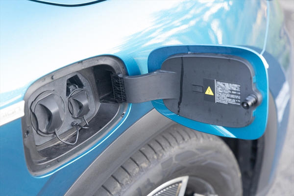 CセグSUVとしては十分すぎる航続距離470km, V2H対応で「走る蓄電池」にもなる, 初見は戸惑うけど、慣れるとクセになる内装, CarPlay対応だがUSB周りは惜しい, 東京から福島へ。「470km」は伊達じゃない, 地方で突きつけられる充電インフラの現実