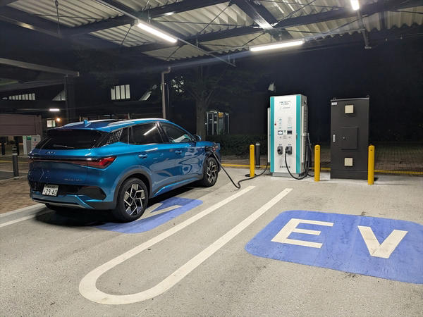 CセグSUVとしては十分すぎる航続距離470km, V2H対応で「走る蓄電池」にもなる, 初見は戸惑うけど、慣れるとクセになる内装, CarPlay対応だがUSB周りは惜しい, 東京から福島へ。「470km」は伊達じゃない, 地方で突きつけられる充電インフラの現実