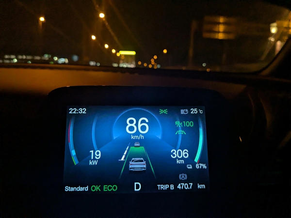 CセグSUVとしては十分すぎる航続距離470km, V2H対応で「走る蓄電池」にもなる, 初見は戸惑うけど、慣れるとクセになる内装, CarPlay対応だがUSB周りは惜しい, 東京から福島へ。「470km」は伊達じゃない, 地方で突きつけられる充電インフラの現実