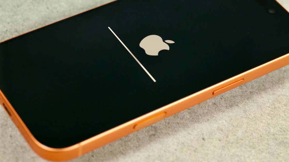 eSIM端末が操作不能になると、手も足も出ない, 深夜にiOS 26.2にアップデート。操作不能に…, 可能な限りの手を打って、諦めて寝る, 翌朝、Appleのサポートに電話, Apple Storeのジーニアスバーで復旧, 十分なストレージと充電と回線を用意, 起こりえるリスクにどう備えるか？