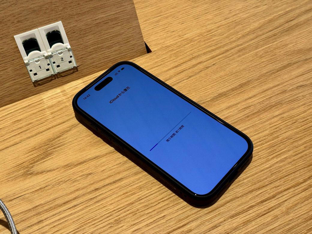 eSIM端末が操作不能になると、手も足も出ない, 深夜にiOS 26.2にアップデート。操作不能に…, 可能な限りの手を打って、諦めて寝る, 翌朝、Appleのサポートに電話, Apple Storeのジーニアスバーで復旧, 十分なストレージと充電と回線を用意, 起こりえるリスクにどう備えるか？