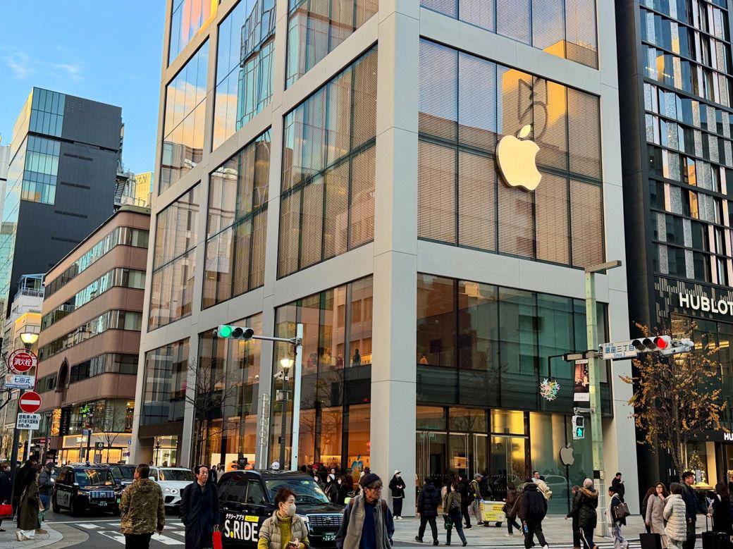 eSIM端末が操作不能になると、手も足も出ない, 深夜にiOS 26.2にアップデート。操作不能に…, 可能な限りの手を打って、諦めて寝る, 翌朝、Appleのサポートに電話, Apple Storeのジーニアスバーで復旧, 十分なストレージと充電と回線を用意, 起こりえるリスクにどう備えるか？