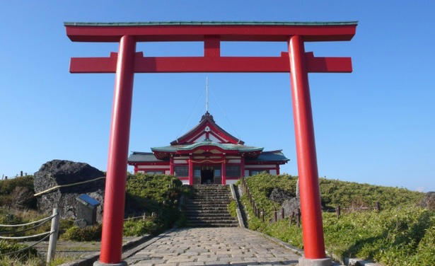馬と心通わす、癒やしと絶景の「触れ合い体験」, 【青森屋】冬の風物詩！雪景色に揺られる、ぬくもりの「ストーブ馬車」, 【リゾナーレ八ヶ岳】乗るだけじゃない！「馬のまち」で叶う本格世話体験と、看板馬「デイジー」に癒やされる休日, 【星のや沖縄】まるで映画のワンシーン。看板馬「グース」や「グッディー」と歩く、絶景の海辺乗馬, 【星野リゾート トマム】視界すべてがスノーホワイト！馬の背から見渡す、静寂と感動の「白銀の乗馬体験」, 午年の初詣はここで決まり！ご利益上昇、星野リゾートおすすめ「馬の神社」巡り, 【界 霧島】国宝本殿前での「特別参拝」が叶う、究極の開運旅。午年限定の愛らしい和菓子も登場, 【OMO5京都三条】「乗馬発祥の地」で白馬の新春神事。勝負運の神様で「勝ち馬」祈願も叶う京都旅, 【界 仙石原】神様が白馬で降り立った伝説の地。「天空の社」を詣でる、神秘の絶景パワースポット, 【星のや東京】江戸総鎮守で「仕事運」も上昇!?都会の真ん中で愛らしい神馬に会える最強スポット, 【界 津軽】午年の守り神「一代様」へ。雪深い山道の先に待つ、神秘の古社で得られる格別の達成感, 【番外編】知ればもっと楽しくなる！星野リゾートの「馬コラム」, 星野リゾートについて
