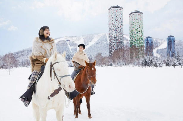 馬と心通わす、癒やしと絶景の「触れ合い体験」, 【青森屋】冬の風物詩！雪景色に揺られる、ぬくもりの「ストーブ馬車」, 【リゾナーレ八ヶ岳】乗るだけじゃない！「馬のまち」で叶う本格世話体験と、看板馬「デイジー」に癒やされる休日, 【星のや沖縄】まるで映画のワンシーン。看板馬「グース」や「グッディー」と歩く、絶景の海辺乗馬, 【星野リゾート トマム】視界すべてがスノーホワイト！馬の背から見渡す、静寂と感動の「白銀の乗馬体験」, 午年の初詣はここで決まり！ご利益上昇、星野リゾートおすすめ「馬の神社」巡り, 【界 霧島】国宝本殿前での「特別参拝」が叶う、究極の開運旅。午年限定の愛らしい和菓子も登場, 【OMO5京都三条】「乗馬発祥の地」で白馬の新春神事。勝負運の神様で「勝ち馬」祈願も叶う京都旅, 【界 仙石原】神様が白馬で降り立った伝説の地。「天空の社」を詣でる、神秘の絶景パワースポット, 【星のや東京】江戸総鎮守で「仕事運」も上昇!?都会の真ん中で愛らしい神馬に会える最強スポット, 【界 津軽】午年の守り神「一代様」へ。雪深い山道の先に待つ、神秘の古社で得られる格別の達成感, 【番外編】知ればもっと楽しくなる！星野リゾートの「馬コラム」, 星野リゾートについて