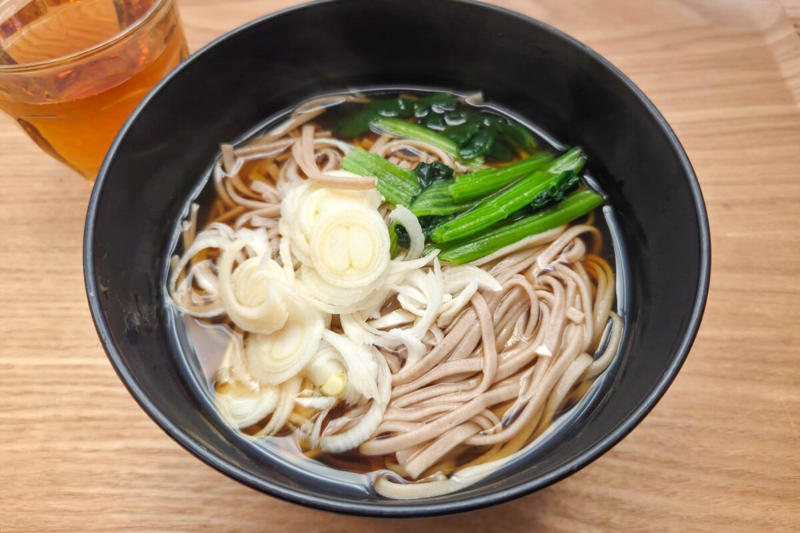 ■売り切れ続出？　季節限定「出雲そば」, ■かけそばを作ってみる, ■優しいつゆの味わいがたまらない, ■年始のラーメンも無印で決まり