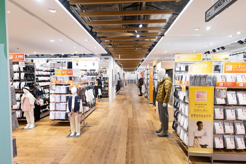 広々とした店内で、ゆったり楽しめるショッピング体験, 1階はウィメンズをフルラインナップで展開, 2階はメンズ・キッズ＆体験型サービスが充実, 関西らしさが光るコラボアイテムも