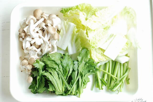 野菜たっぷりすき焼きを作るのにかかる時間, 野菜たっぷりすき焼きのカロリー, コウケンテツさんのフライパンすき焼きはとってもお手軽, 野菜たっぷりすき焼きの材料（２人分）, 野菜たっぷりすき焼きの作り方, 温泉卵はレンジでできる！とろ～り絡めて”至福の一口”に♡, 温泉卵の材料（1個）