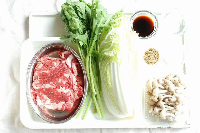 野菜たっぷりすき焼きを作るのにかかる時間, 野菜たっぷりすき焼きのカロリー, コウケンテツさんのフライパンすき焼きはとってもお手軽, 野菜たっぷりすき焼きの材料（２人分）, 野菜たっぷりすき焼きの作り方, 温泉卵はレンジでできる！とろ～り絡めて”至福の一口”に♡, 温泉卵の材料（1個）