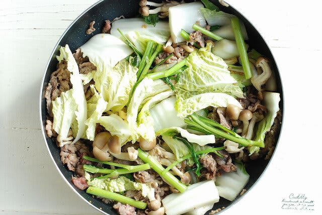 野菜たっぷりすき焼きを作るのにかかる時間, 野菜たっぷりすき焼きのカロリー, コウケンテツさんのフライパンすき焼きはとってもお手軽, 野菜たっぷりすき焼きの材料（２人分）, 野菜たっぷりすき焼きの作り方, 温泉卵はレンジでできる！とろ～り絡めて”至福の一口”に♡, 温泉卵の材料（1個）