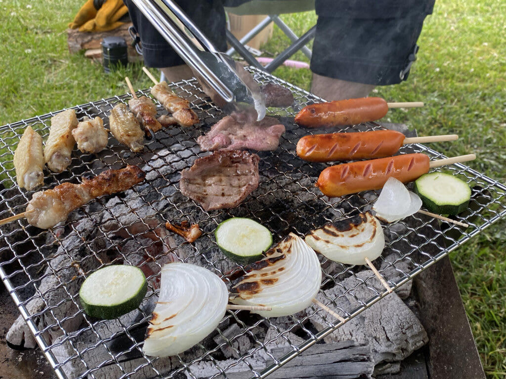 アウトドアで調味料を楽しみたい！, アウトドア調味料の選び方とポイント, 持ち運びやすい容器が便利, 常温保存・長期保存できるものが安心, 粉末と液体、2種を揃えるのがベスト, 最低限そろえておくべきアウトドア用調味料, アウトドア調味料の王道3選！初心者はここから, アウトドアスパイス「ほりにし」, マキシマム オリジナルスパイス, 人気のアウトドアスパイス＆ソースおすすめ7選, BAKBAK(バクバク) バカびたし, 西部頭髪 YODELL サワークリームスパイス, OUTDOOR OPERA(アウトドアオペラ) G飯の素, BAKBAK(バクバク) バカまぶし, にとん屋 焼肉ザパンチ, アウトドアソースSAEZURI, 調味料の収納はどうする？便利グッズを紹介, 調味料ケース＆ラックでスッキリ収納, ニトリ・100均の調味料ボトル, アウトドア調味料に関するよくある質問, Q.ほりにしとマキシマムの違いは？, Q.調味料は何種類持っていけばいい？, Q.液体調味料はどうやって持ち運ぶ？, お気に入りの調味料でアウトドア料理がもっと楽しく！