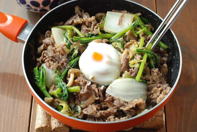 野菜たっぷりすき焼きを作るのにかかる時間, 野菜たっぷりすき焼きのカロリー, コウケンテツさんのフライパンすき焼きはとってもお手軽, 野菜たっぷりすき焼きの材料（２人分）, 野菜たっぷりすき焼きの作り方, 温泉卵はレンジでできる！とろ～り絡めて”至福の一口”に♡, 温泉卵の材料（1個）