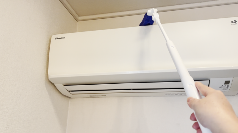 まずは道具選び。ホコリ掃除は「ラクに届く」が正解, 作業前の注意点（安全のために）, 盲点⒈ ドアの上（ドア枠の上）, 盲点⒉ 巾木（床と壁の境目）, 盲点⒊ カーテンレールの上, 盲点⒋ エアコンの上（本体上部）, 盲点⒌ 壁の隅（部屋の角・天井付近）, 最後は床！落ちたホコリを回収して完了