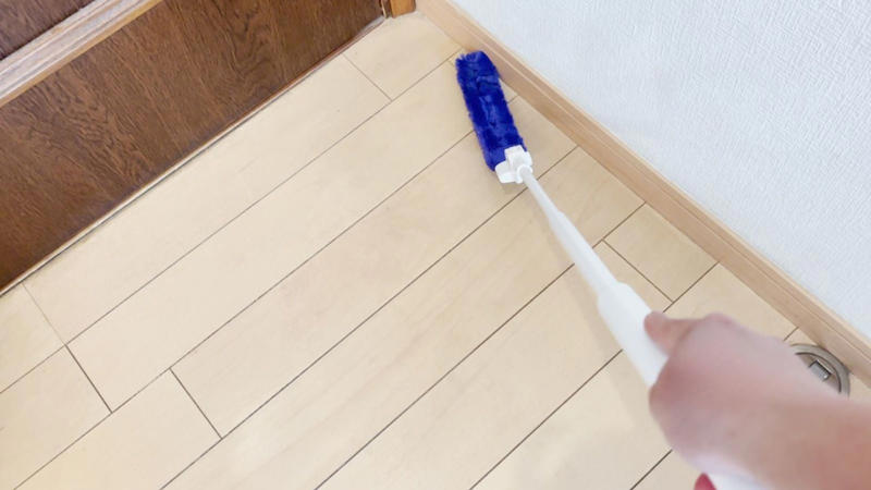 まずは道具選び。ホコリ掃除は「ラクに届く」が正解, 作業前の注意点（安全のために）, 盲点⒈ ドアの上（ドア枠の上）, 盲点⒉ 巾木（床と壁の境目）, 盲点⒊ カーテンレールの上, 盲点⒋ エアコンの上（本体上部）, 盲点⒌ 壁の隅（部屋の角・天井付近）, 最後は床！落ちたホコリを回収して完了