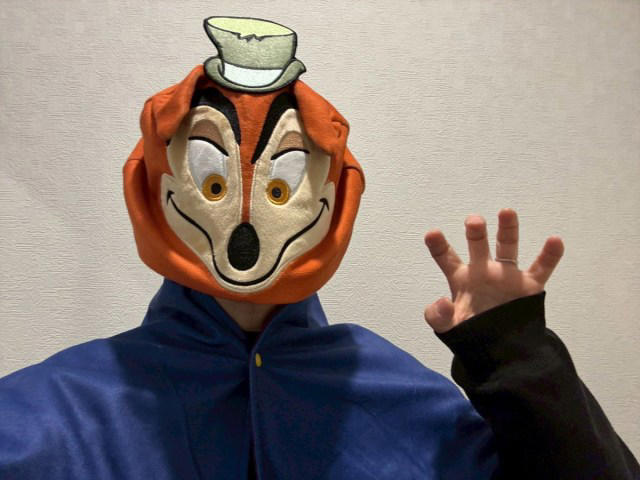 ・オンライン予約して受け取った「ラッキーバッグ 2026」, ・干支ぬいぐるみは、馬ミッキー, ・ステンレスボトルはミッキー柄, ・価格がわかるものだけでも9200円相当, ・さっそくランドに持って行きたくなる内容だった