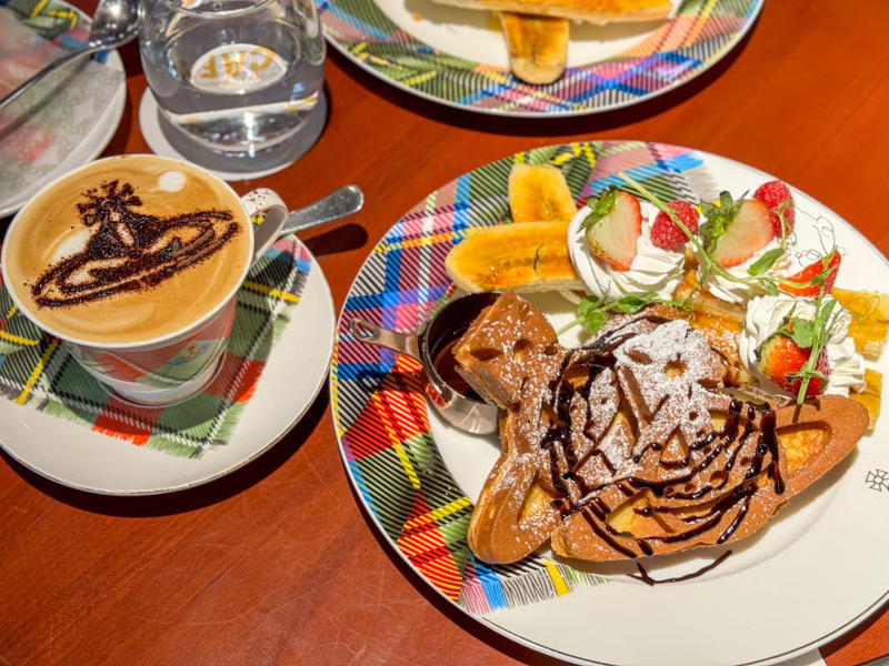 雨の日でもときめく、あじさいソーダ「LEAD COFFEE」, キツネ型チョコがかわいい♡ 濃厚ホットチョコ「Café Kitsuné Osaka」, 思わず写真におさめたくなるラテアートにきゅん♡ 「Ralph’s Coffee」, いちご好きの聖地！ 何度でも通いたい「八百屋の嫁が作る momovege」, 韓国グルメのあとは甘いドーナツで癒やされる「TREM’S」, 【番外編】香港で訪れて感動した、念願の「Vivienne Westwood CAFÉ」
