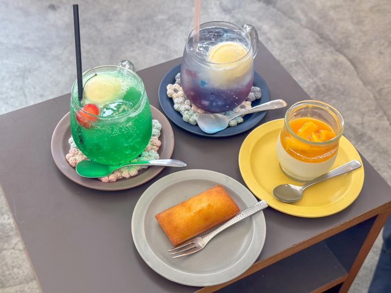 雨の日でもときめく、あじさいソーダ「LEAD COFFEE」, キツネ型チョコがかわいい♡ 濃厚ホットチョコ「Café Kitsuné Osaka」, 思わず写真におさめたくなるラテアートにきゅん♡ 「Ralph’s Coffee」, いちご好きの聖地！ 何度でも通いたい「八百屋の嫁が作る momovege」, 韓国グルメのあとは甘いドーナツで癒やされる「TREM’S」, 【番外編】香港で訪れて感動した、念願の「Vivienne Westwood CAFÉ」