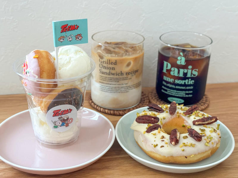 雨の日でもときめく、あじさいソーダ「LEAD COFFEE」, キツネ型チョコがかわいい♡ 濃厚ホットチョコ「Café Kitsuné Osaka」, 思わず写真におさめたくなるラテアートにきゅん♡ 「Ralph’s Coffee」, いちご好きの聖地！ 何度でも通いたい「八百屋の嫁が作る momovege」, 韓国グルメのあとは甘いドーナツで癒やされる「TREM’S」, 【番外編】香港で訪れて感動した、念願の「Vivienne Westwood CAFÉ」
